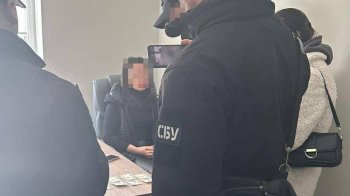 Загалом працівниця отримала хабарів на 800 доларів, фото прокуратури