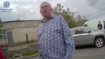 У Львові нетверезий водій засунув у кишеню патрульного хабар (ВІДЕО)