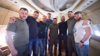 Командири захисників Маріуполя повертаються до України - Зеленський