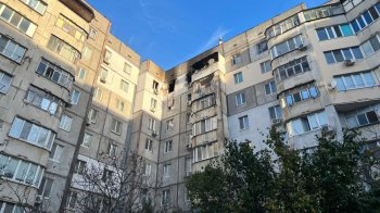 Опівночі росіяни поцілили у багатоповерхівку в Херсоні: одна людина загинула, троє постраждалих (ВІДЕО)
