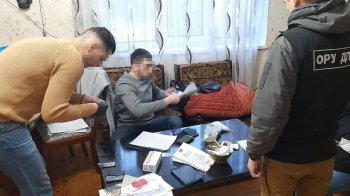 Переправляли ухилянтів за кордон