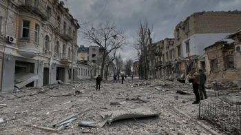 Наслідки авіаудару в Херсоні. Фото Херсонської МВА