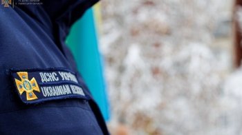 Чоловік не зміг витягнути пальця з металевої сітки: на допомогу прийшли рятувальники