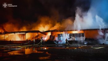 У Жидачеві спалахнули склади на площі 3 тисячі квадратних метрів