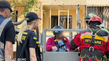 ДСНС показала кадри порятунку найстаршої мешканки зруйнованого російською ракетою будинку у Львові