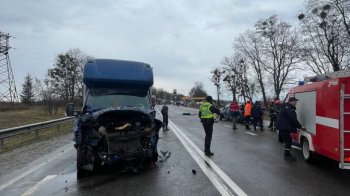 На трасі Київ — Чоп сталась ДТП: двоє людей загинули, рух ускладнено