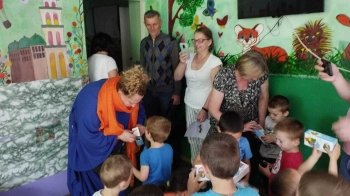 Грузинська співачка Ніно Катамадзе завітала в заклад до дітей-переселенців на Львівщині