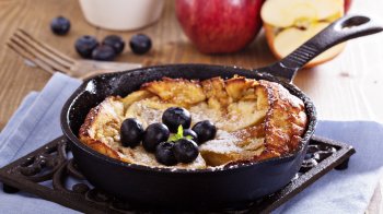 Рецепт домашнього яблучного пирога на сковороді: простий рецепт