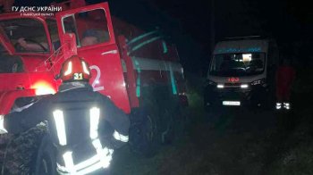 Дощ розмив ґрунтову дорогу: на Яворівщині рятувальники допомогли лікарям транспортувати пацієнта