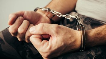 Для того, щоб уникнути адмінвідповідальності, чоловік запропонував поліцейським хабар у розмірі 10 тис. грн. Правоохоронці відмовились від неправомірної вигоди та викликали на місце події слідчо-оперативну групу.