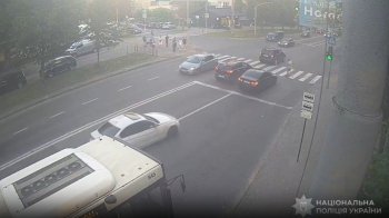 У поліції показали момент ДТП, де два BMW збили батька з 8-річною донькою у Львові