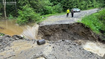 Розмиті дроги та ускладнений проїзд до деяких сіл: негода наробила лиха на Прикарпатті (фото)