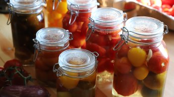 Квашені помідори – закуска зі смаком дитинства: простий рецепт на зиму