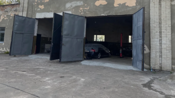 У Бродах діти проникли на СТО та розпилили вогнегасник в Audi