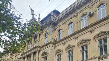 Будинок з Меркурієм в центрі Львова виставили на продаж за 50 млн грн