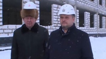 Одягнув будівельну каску на шапку з ондатри: в Росії губернатора Новгородської області супроводжував чоловік з іменем Тамара Петрова