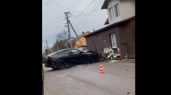 У Дрогобичі п'яний адвокат на BMW в'їхав у авто, а потім у будинок
