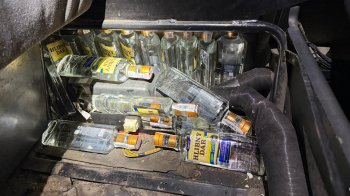 Поляк намагався через Львівщину вивезти за кордон заховану у вантажівці горілку та сигарети