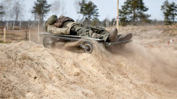 Евакуація пораненого за допомогою робота. Фото: Михайло Федоров