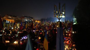 Львів’яни запалили лампадки на могилах полеглих Героїв