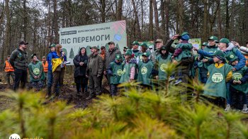Як на Львівщині висаджували "Ліс Перемоги" — фоторепортаж