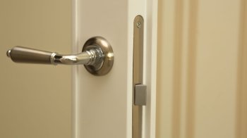 Що робити, якщо двері погано закриваються?