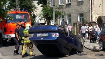 Авто перекинулось на дах: на Львівщині «БМВ» потрапило в ДТП (відео)