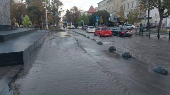 У центрі Львова через прорив водопровідної мережі затопило проспект Свободи (ВІДЕО)