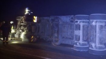 На трасі біля Старого Самбора перекинулась фура: водія витягували