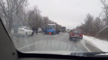 Біля Львова легковик зіткнувся з евакуатором, є постраждалі