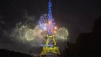 У Парижі в день французького національного свята Ейфелеву вежу підсвітили кольорами українського прапора