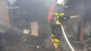 Пожежник гасить пожежу