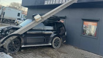 У Львові пʼяний водій Mitsubishi вʼїхав у стовп та пошкодив шиномонтаж