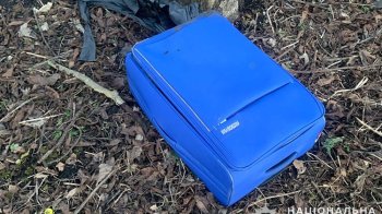 У Тернополі чоловік у парку викинув валізу з тілом померлої матері