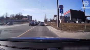 У Львові водія Toyota Prius оштрафували за їзду смугою громадського транспорту