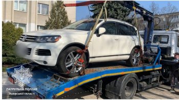 Патрульні нагадують про штраф любителям паркуватися на місцях для людей з інвалідністю