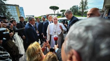 Кілька днів боровся із бронхітом: Папу Римського виписали з лікарні