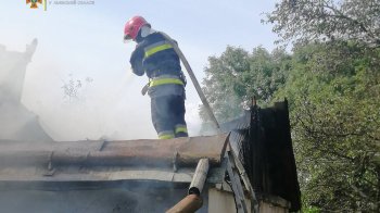 Вогонь повністю знищив дах: на Львівщині горів житловий будинок