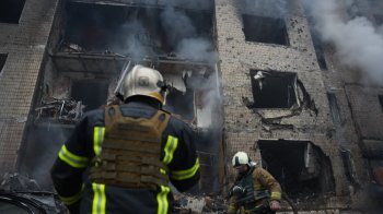 Рятувальники ліквідовують наслідки ракетного удару по Києву, 2 січня 2024, фото ДСНС