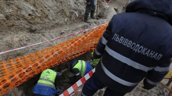 На одній з вулиць Львова продовжили заміну водопроводу: рух транспорту не відкриють до середини квітня