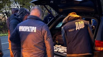 Підприємця зі Львова та лісничого викрили на незаконній вирубці дерев на 2 млн грн