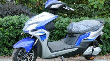 Водійка електроскутера здійснила наїзд на зустрічну смугу та зіткнулась з авто