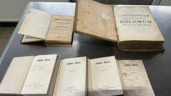 Львівські митники виявили в 43-річного чоловіка контрабанду стародавніх книжок