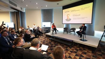 Люди сидять у залі для конференцій