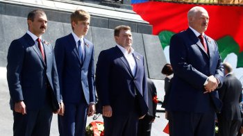 Унікальний випадок: Лукашенко зі своїми синами прилетів на переговори в ОАЕ