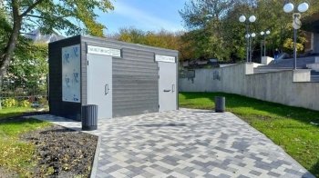 В Росії вуличні туалети у парку перетворили на «борделі»: мер погрожує їх закрити