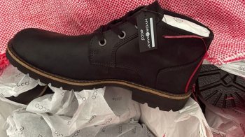 Львівська обласна прокуратура показала брендове взуття, яке ввозили під виглядом гуманітарки