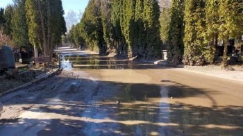 «Усе заліплене багнюкою»: жителі Львова обурені станом дороги на Голосківському кладовищі