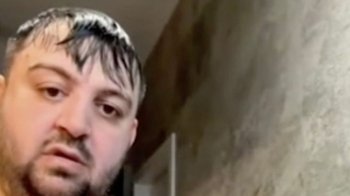 Показав колегам зайве: румунський політик не вимкнув камеру, коли під час зборів пішов у душ (відео)