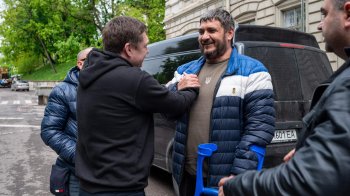 Волонтер зі Львова із ампутаціми обидвох ніг передав генератор на передову (59)